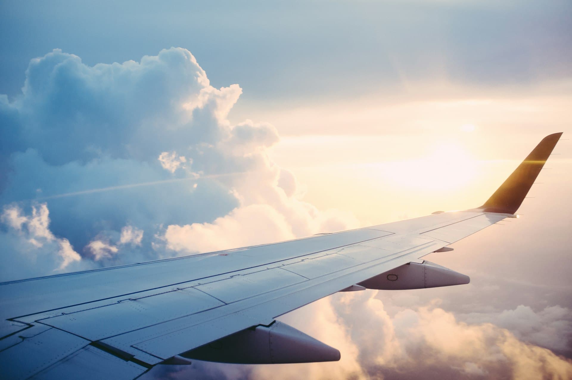 Asa de avião sobre as nuvens a caminho do destino